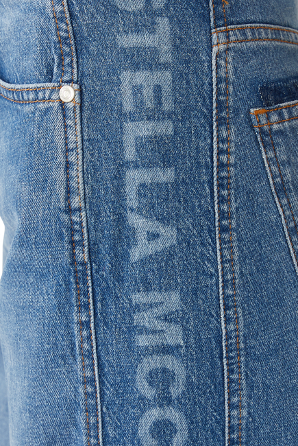 بنطال جينز بقصة ساق واسعة وشعار الماركة